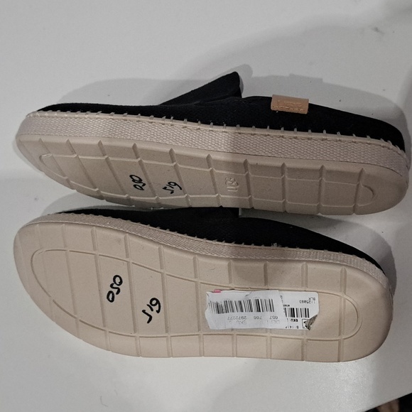 UGG Delu Slip-On - Picture 7 of 7